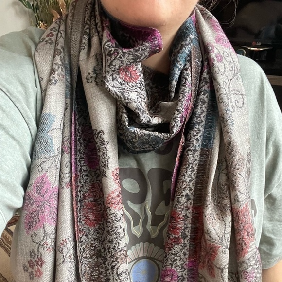 Grey one of a kind flower scarf brand new handcrafted - Picture 4 of 4